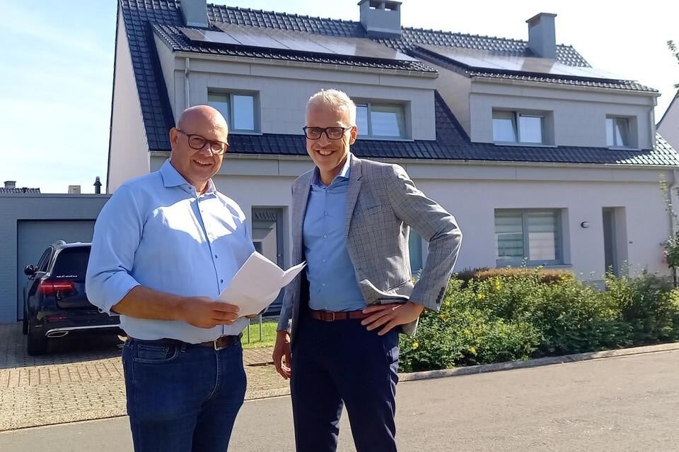 William Nelissen van WiL (links) toonde afgelopen zomer al de eerste afgewerkte huizen in de woonwijk Gansbeek in Bilzen. — © Johnny Geurts